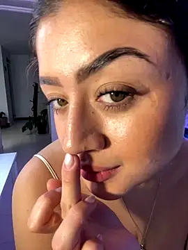 lucianaroy online show from September 9, 2025, 12:03 pm