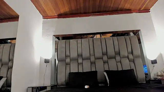 NikkySmiith online show from November 7, 2025, 11:37 am