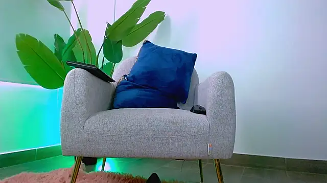 Snapshot of Sara_ow chatting on February 10, 2026, 7:35 pm Sara ow online show from February 10, 2026, 7:35 pm