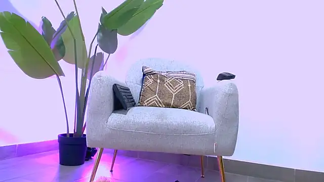 Snapshot of Sara_ow chatting on February 22, 2026, 9:05 pm Sara ow online show from February 22, 2026, 9:05 pm