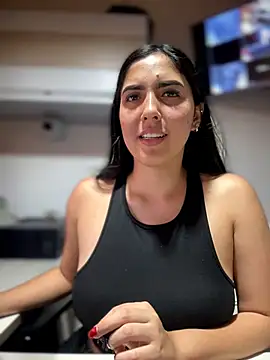 MarianaBenz online show from April 14, 2026, 12:04 am