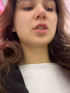 Snapshot of QuitieLia chatting on December 14, 2025, 9:37 am QuitieLia online show from December 14, 2025, 9:37 am