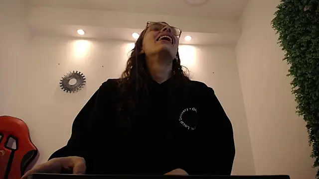 Katy Van online show from December 14, 2025, 8:36 pm