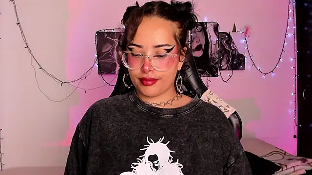 Snapshot of willow_poisson chatting on November 24, 2025, 5:24 pm willow poisson online show from November 24, 2025, 5:24 pm