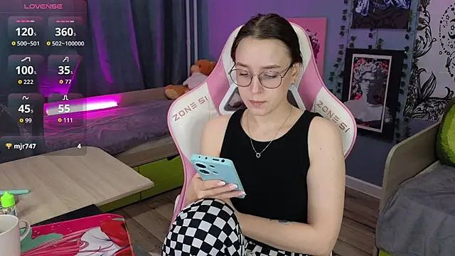 Snapshot of Sweet_frosti chatting on February 3, 2026, 6:22 am Sweet frosti online show from February 3, 2026, 6:22 am