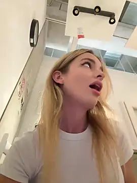 Snapshot of EvieEvans chatting on December 13, 2024, 4:05 pm EvieEvans online show from December 13, 2024, 4:05 pm