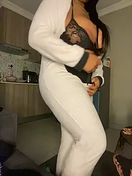 YellowHoneyDip online show from April 15, 2026, 6:56 pm