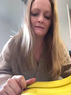 Snapshot of HoneyBluex chatting on February 5, 2025, 1:44 pm HoneyBluex online show from February 5, 2025, 1:44 pm