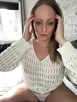 Snapshot of HoneyBluex chatting on February 24, 2025, 1:42 pm HoneyBluex online show from February 24, 2025, 1:42 pm