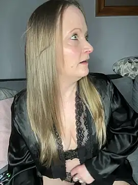 Snapshot of HoneyBluex chatting on February 13, 2025, 4:07 pm HoneyBluex online show from February 13, 2025, 4:07 pm