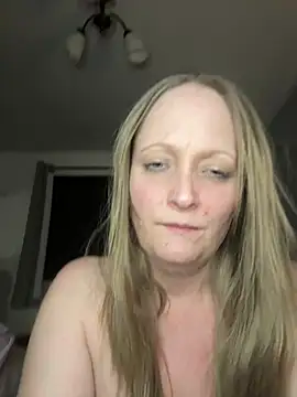 Snapshot of HoneyBluex chatting on February 3, 2025, 9:18 pm HoneyBluex online show from February 3, 2025, 9:18 pm