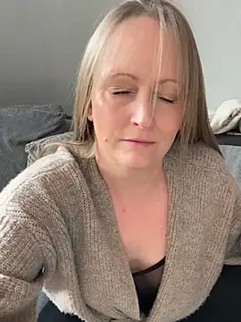 Snapshot of HoneyBluex chatting on March 1, 2025, 1:40 pm HoneyBluex online show from March 1, 2025, 1:40 pm