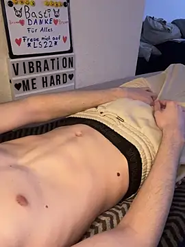 Snapshot of secret_dream415 chatting on March 4, 2025, 7:43 pm secret dream415 online show from March 4, 2025, 7:43 pm