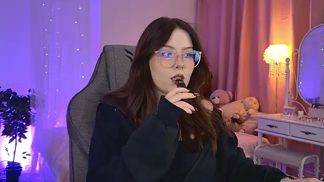 CoralineKeyns online show from November 4, 2025, 5:33 am