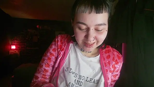 Snapshot of MoorderxDoll chatting on January 6, 2025, 9:32 pm MoorderxDoll online show from January 6, 2025, 9:32 pm