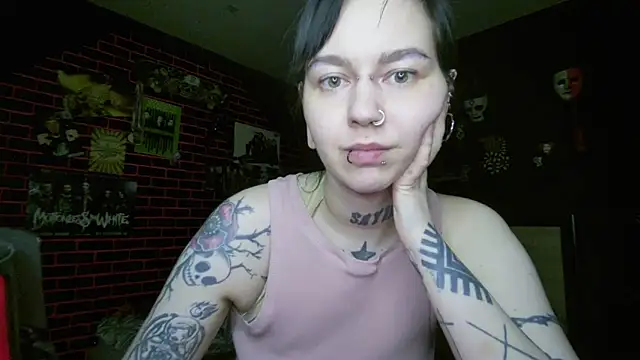 Snapshot of MoorderxDoll chatting on April 19, 2026, 7:53 am MoorderxDoll online show from April 19, 2026, 7:53 am