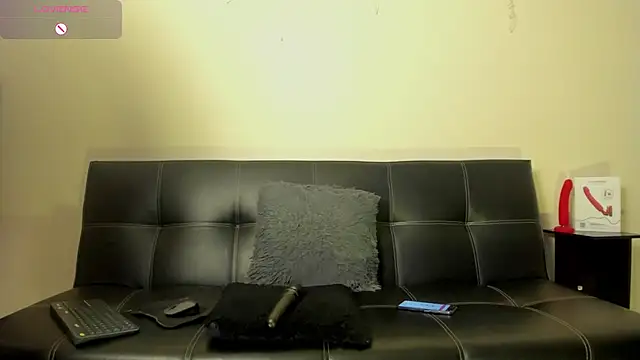 Snapshot of Julieta_Wall_ chatting on February 25, 2025, 11:04 pm Julieta Wall  online show from February 25, 2025, 11:04 pm