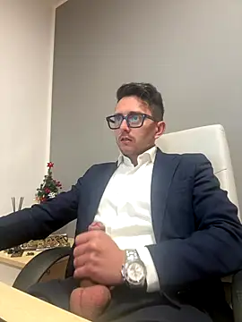 Snapshot of masterboss_ chatting on December 19, 2025, 12:51 pm masterboss online show from December 19, 2025, 12:51 pm