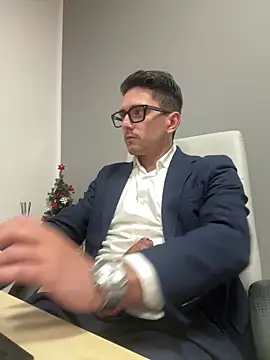 Snapshot of masterboss_ chatting on January 7, 2026, 12:43 pm masterboss online show from January 7, 2026, 12:43 pm