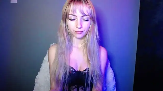 Snapshot of LuciaYoung chatting on December 21, 2025, 7:37 pm LuciaYoung online show from December 21, 2025, 7:37 pm