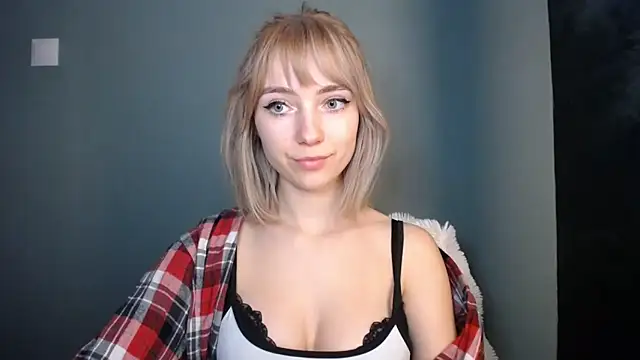 Snapshot of LuciaYoung chatting on February 22, 2026, 7:37 pm LuciaYoung online show from February 22, 2026, 7:37 pm