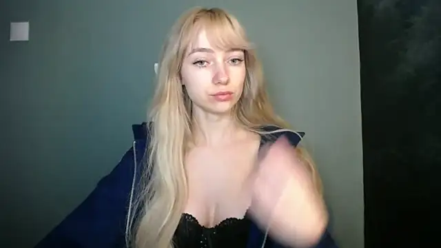 LuciaYoung online show from April 15, 2026, 6:12 pm