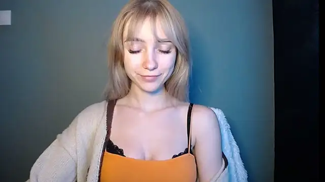 Snapshot of LuciaYoung chatting on February 8, 2026, 7:33 pm LuciaYoung online show from February 8, 2026, 7:33 pm