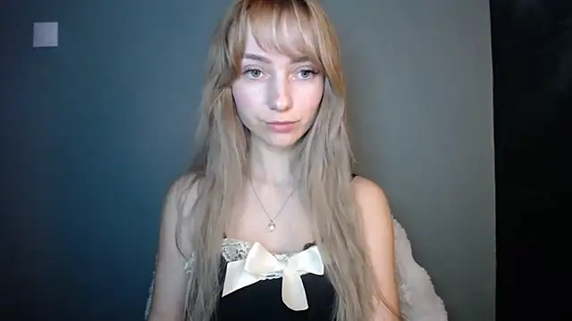 Snapshot of LuciaYoung chatting on January 16, 2026, 7:18 pm LuciaYoung online show from January 16, 2026, 7:18 pm