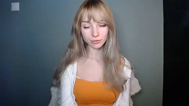 Snapshot of LuciaYoung chatting on January 12, 2026, 7:37 am LuciaYoung online show from January 12, 2026, 7:37 am