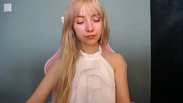 LuciaYoung online show from April 19, 2026, 8:04 am