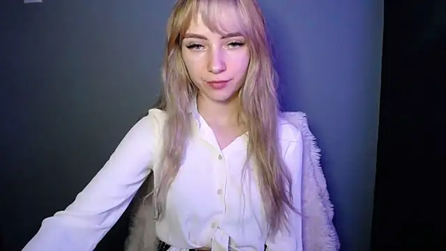 Snapshot of LuciaYoung chatting on December 20, 2025, 7:39 pm LuciaYoung online show from December 20, 2025, 7:39 pm