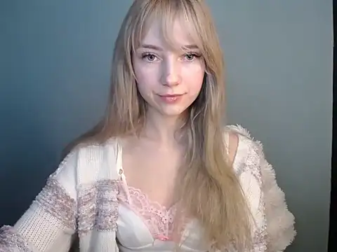 Snapshot of LuciaYoung chatting on January 14, 2026, 7:56 am LuciaYoung online show from January 14, 2026, 7:56 am