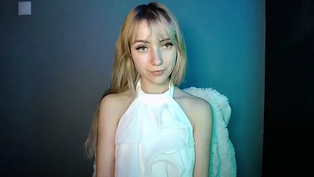 Snapshot of LuciaYoung chatting on December 22, 2025, 7:47 pm LuciaYoung online show from December 22, 2025, 7:47 pm