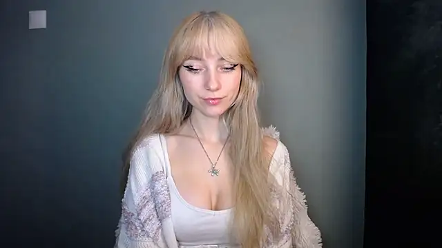 LuciaYoung online show from November 18, 2025, 7:39 pm