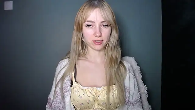 Snapshot of LuciaYoung chatting on January 7, 2026, 7:41 pm LuciaYoung online show from January 7, 2026, 7:41 pm