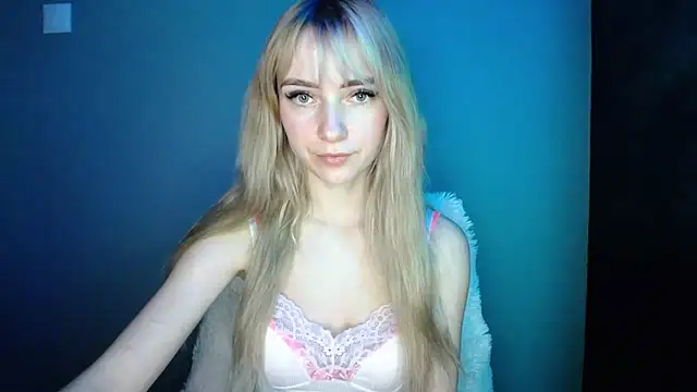 Snapshot of LuciaYoung chatting on December 22, 2025, 7:41 am LuciaYoung online show from December 22, 2025, 7:41 am