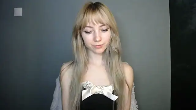 Snapshot of LuciaYoung chatting on February 1, 2026, 7:56 pm LuciaYoung online show from February 1, 2026, 7:56 pm