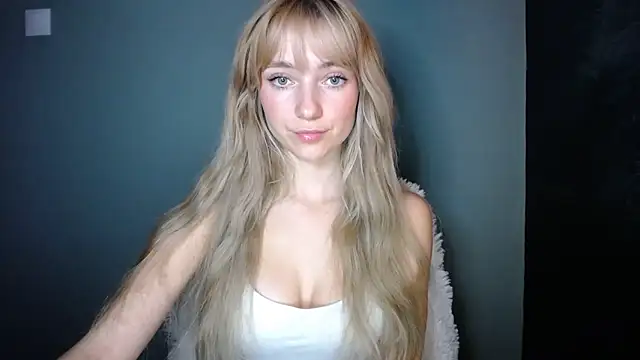 LuciaYoung online show from November 7, 2025, 7:40 pm