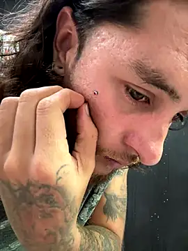 Snapshot of raymon616 chatting on December 14, 2025, 9:42 pm raymon616 online show from December 14, 2025, 9:42 pm