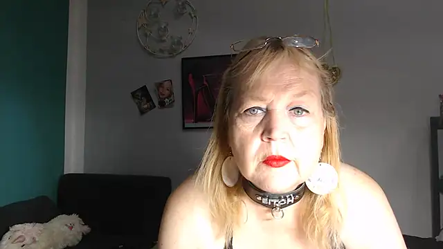Snapshot of Blasflittchen chatting on July 28, 2026, 10:12 am Blasflittchen online show from July 28, 2026, 10:12 am