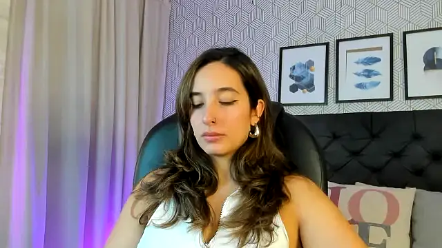 emma  smith1 online show from February 13, 2025, 12:21 pm