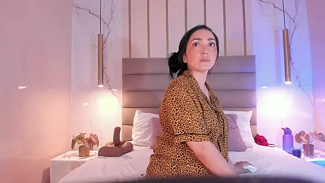 LIAH IZUMI online show from December 1, 2025, 7:37 pm