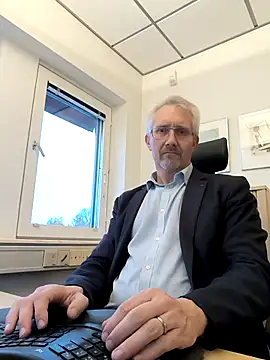 tom-swede online show from October 27, 2025, 3:24 pm