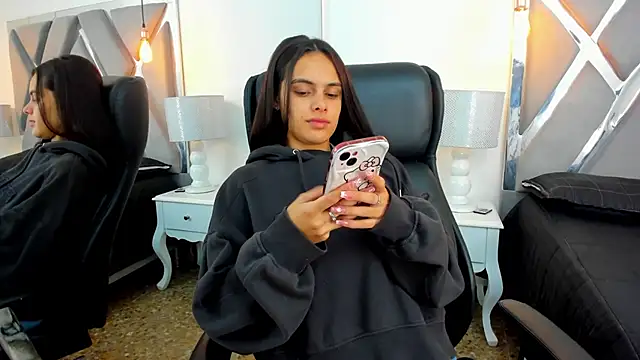 Snapshot of ChloeHarper_ chatting on September 30, 2025, 2:23 pm ChloeHarper online show from September 30, 2025, 2:23 pm
