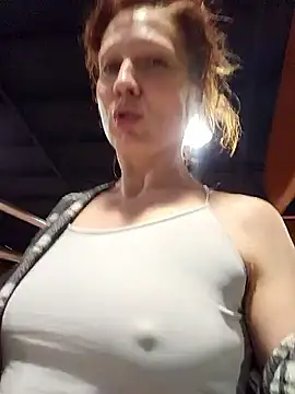 Snapshot of Exhibitionsplit chatting on December 17, 2025, 9:42 pm Exhibitionsplit online show from December 17, 2025, 9:42 pm