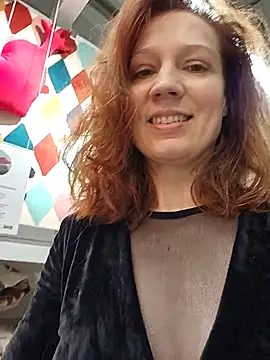 Snapshot of Exhibitionsplit chatting on January 12, 2026, 12:01 pm Exhibitionsplit online show from January 12, 2026, 12:01 pm