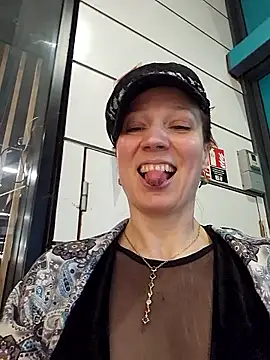 Snapshot of Exhibitionsplit chatting on December 18, 2025, 12:53 pm Exhibitionsplit online show from December 18, 2025, 12:53 pm