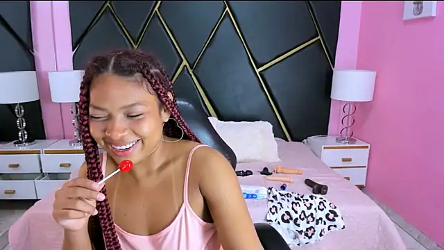 Naomi Tylers online show from October 25, 2025, 2:07 pm