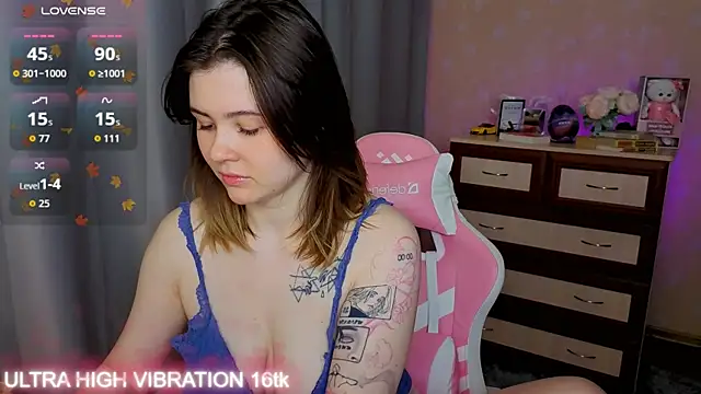 Snapshot of cutie_mili chatting on December 1, 2025, 8:15 am cutie mili online show from December 1, 2025, 8:15 am