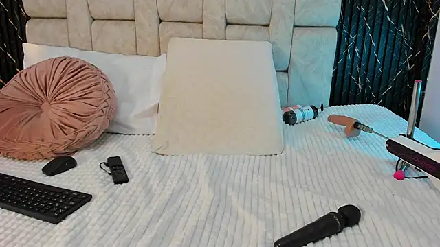 danisaenz  online show from December 4, 2025, 7:24 pm